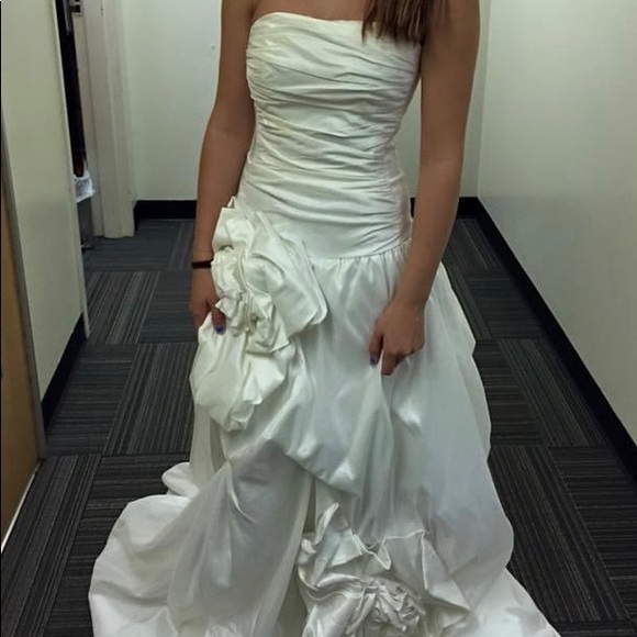 White Gown - Picture 1 of 2